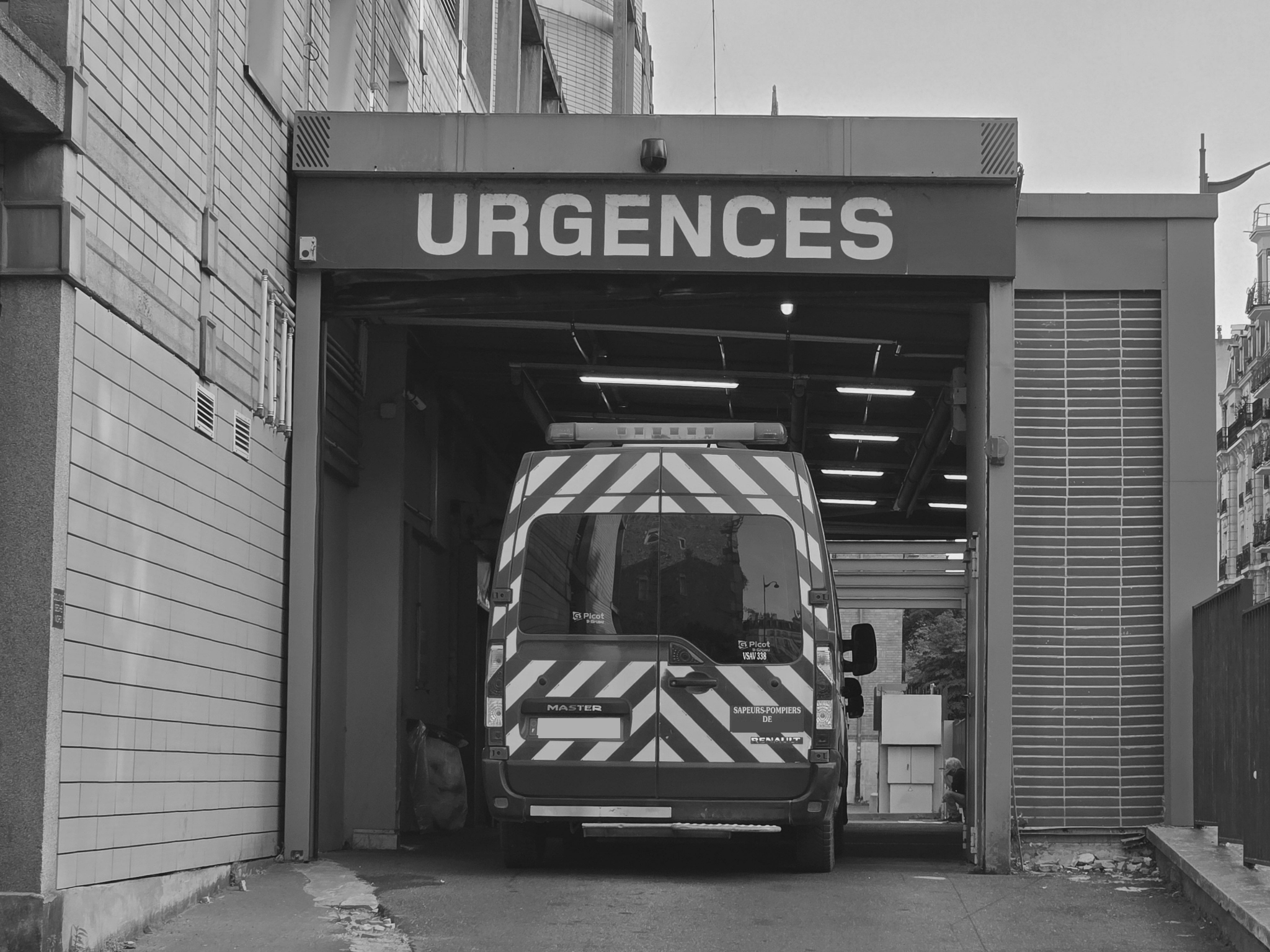 Témoignage client : Comment un centre hospitalier français a éliminé ses angles morts réseau avec Jizô AI